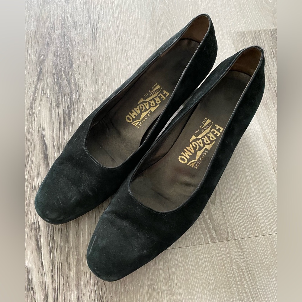 Vintage SALVATORE FERRAGAMO pumps/heels Size 10. Black Suede